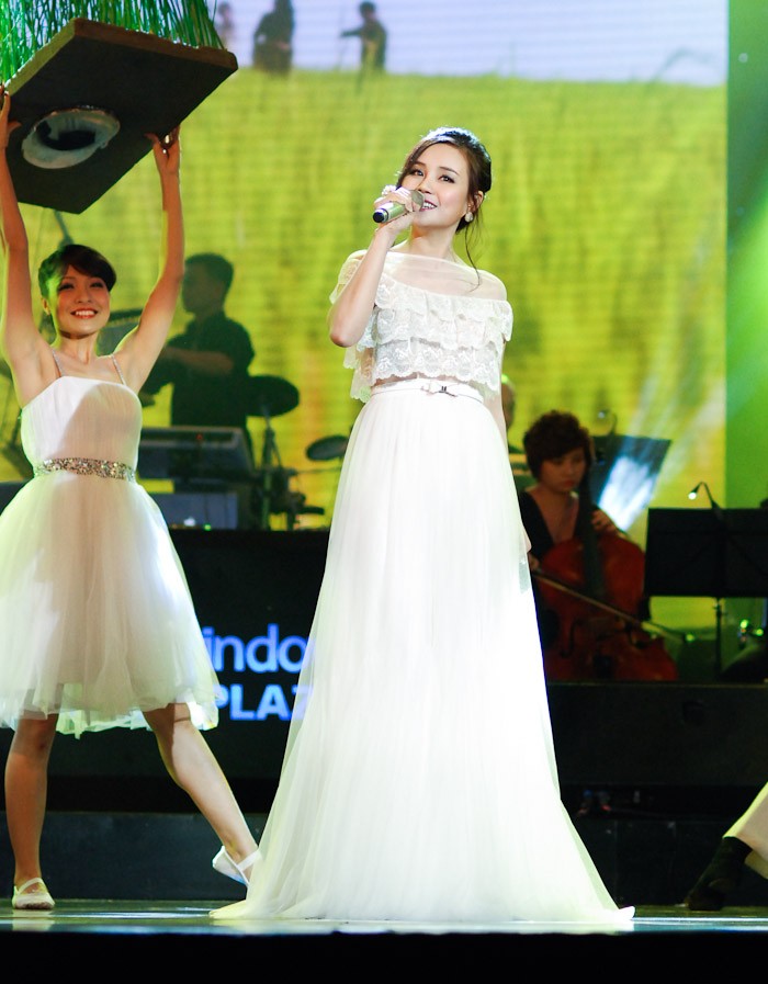 Ca sĩ Vy Oanh xinh đẹp, tươi tắn với bộ váy dài chấm gót thể hiện ca khúc Đồng Xanh